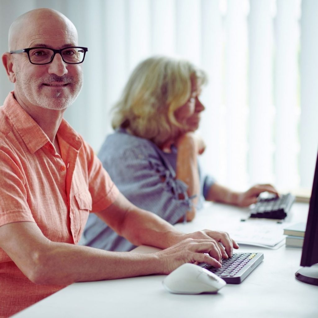 איך מרכז הזדמנויות מסייע להשתלב מחדש בשוק העבודה לגיל השלישי